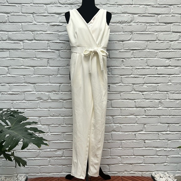 ⚪️ NWT ASOS Outrageous Fortune Winter White Bow Waist Cropped Jumpsuit size 6 - Picture 5 of 15